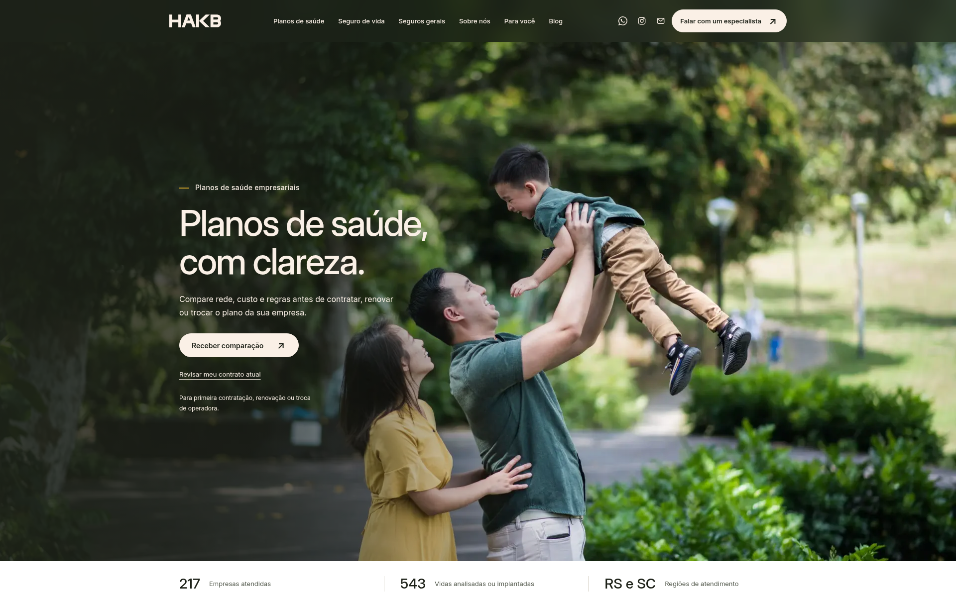 Website de HAKB: aplicação da identidade na interface digital.